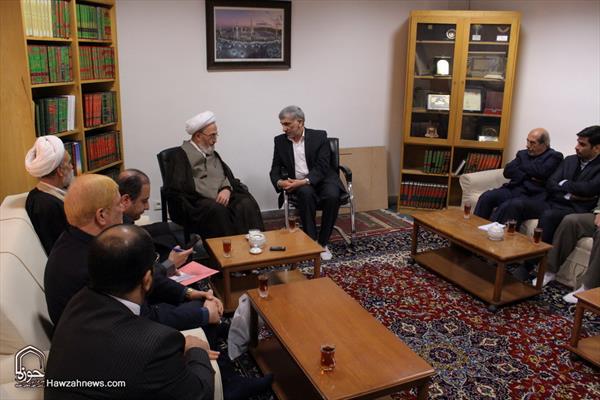مساعد وزارة الثقافة والإرشاد الإيراني يلتقي بمراجع الدين والعلماء بقم المقدسة
