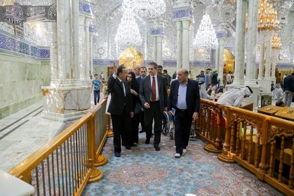 تشرف السفير الهنغاري في العراق بزيارة مرقد أمير المؤمنين (ع)