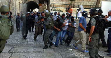 مستوطنون وطلبة يهود وعناصر من المخابرات الإسرائيلية يقتحمون المسجد الأقصى