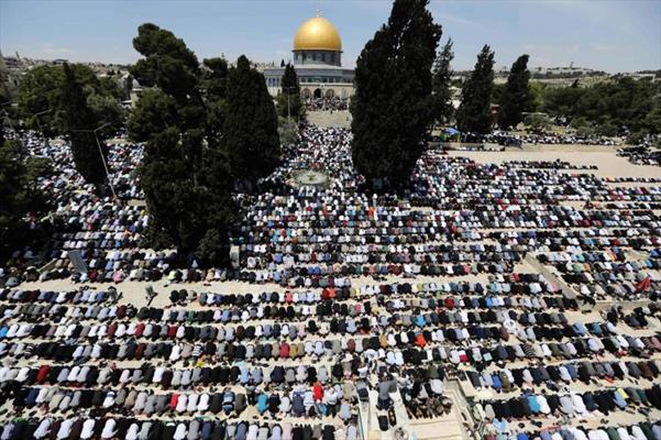 ۱۸۰ ألفًا يؤدّون صلاة الجمعة في المسجد الأقصى