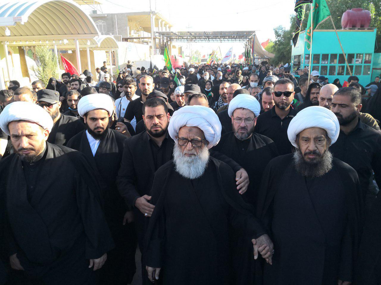 سماحة المرجع الديني الشيخ النجفي يشارك الحشود المليونية في طريق "يا حسين" لإحياء الأربعينية+الصور