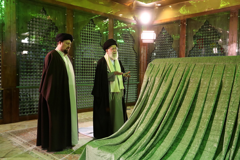 قائد الثورة الإسلامية يزور مرقد الإمام الخميني (ره) وروضة الشهداء في بهشت زهراء (ع)