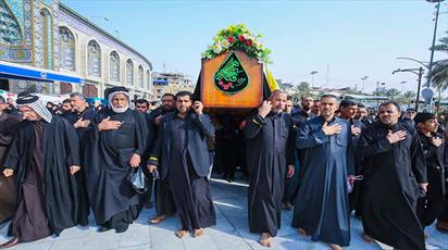 حشود المؤمنين تشيع نعشاً رمزياً للسيدة الزهراء عليها السلام في كربلا المقدسة