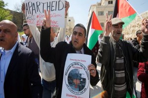 آلاف الفلسطينيين يتظاهرون تضامنا مع المعتقلين المضربين عن الطعام