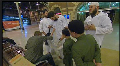 Muslim Volunteers Feed Sydney Needy