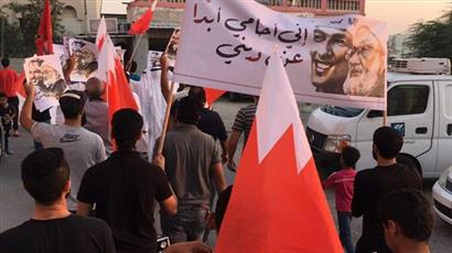 Bahrainis support senior Shia cleric Sheikh Qassim