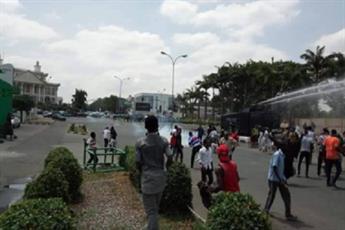 Nigerian police fired teargas at Shia protesters demanding release of Sheikh Zakzaky   