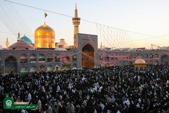 ولادت امام رضا (ع) کے دن مشہدمقدس میں لاکھوں زائرین اور عاشقان اہل بیت دنیا کے مختلف ملکوں سے جشن میں شریک  