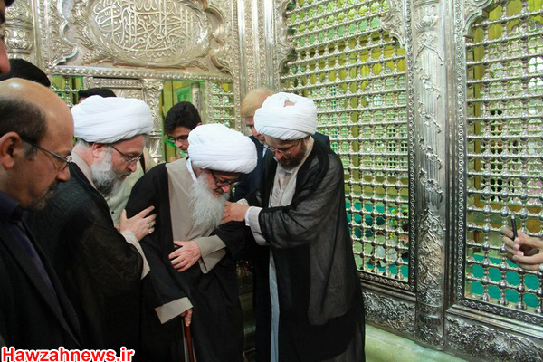 تصاویر بازدید آیت‌الله العظمی وحید خراسانی از ضریح امامین عسکریین (ع)