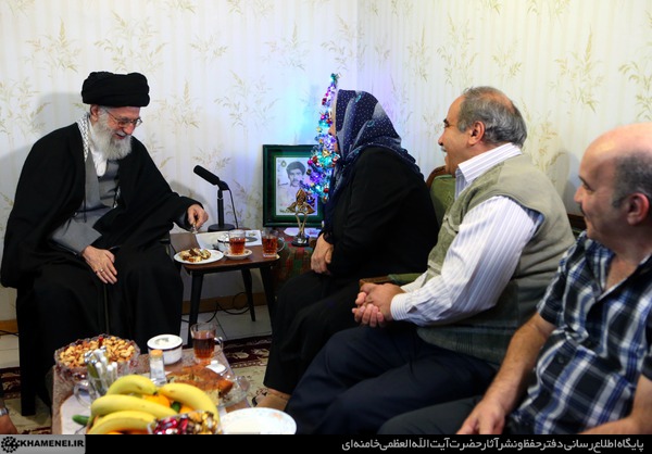 Vidéo/ En visite chez eux pour le Nouvel An, le Guide Suprême rend hommage aux familles des martyrs chrétiens