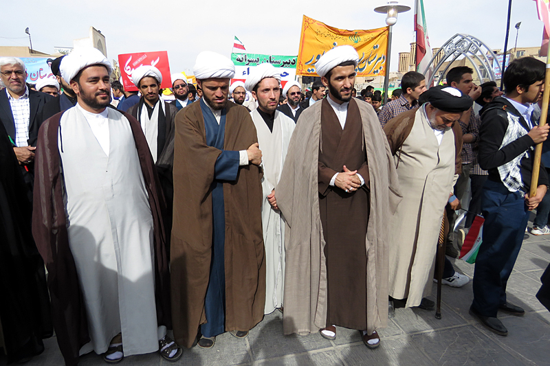 روحانیون و طلاب یزد همگام با مردم در راهپیمایی ۱۳آبان