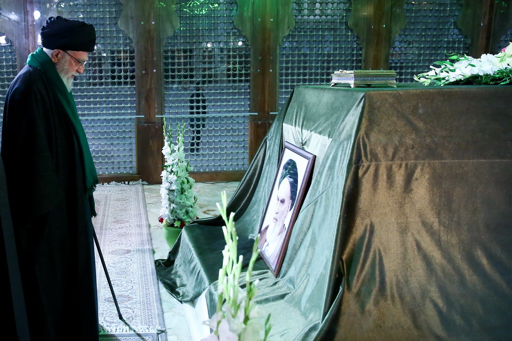 فیلم/ حضور رهبر انقلاب در مرقد مطهر امام راحل و گلزار شهدا