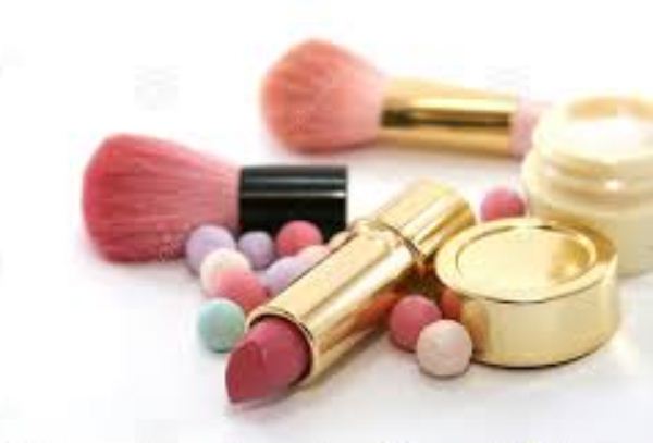 آرایش کردن در بیرون برای زن تا چه حد جایز است؟