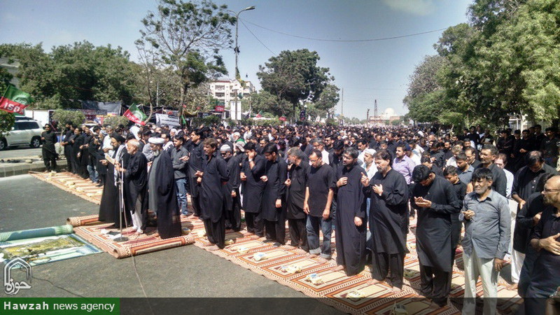 تصاویر/ اقامه نماز ظهر عاشورا در کراچی پاکستان