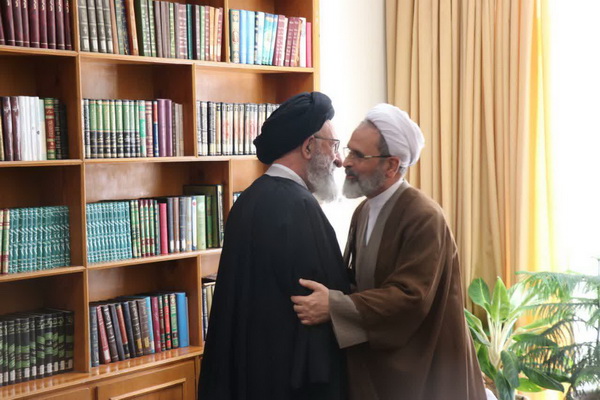 استمرار حضور طلاب و روحانیون در کنار مردم سیل زده تا حل مشکلات آنان