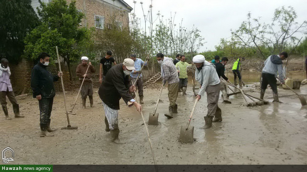اجتماعی/ گزارش تصویری: کمک رسانی طلاب غیرایرانی جامعه المصطفی مشهد در مناطق سیل زده استان گلستان