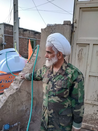 امام جمعه ای که منازل و وسایل سیل زدگان را تمیز می کند+ عکس