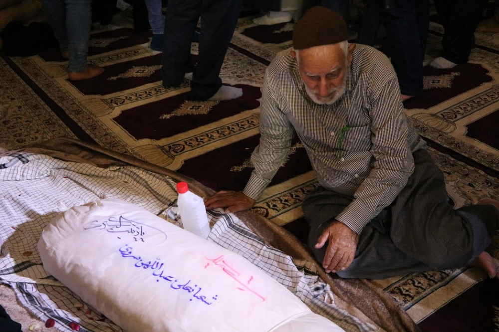 بوسه آیت الله اعرافی بر تابوت طلبه شهید اردکانی/ بازگشت به دامن وطن پس از ۳۷ سال