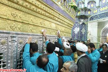 مبلغان اوقاف ضریح مطهر کریمه اهل‌بیت(س) را غبارروبی کردند