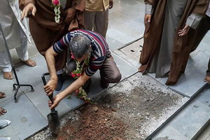 کلنگ مسجد ام البنین در هند بر زمین زده شد