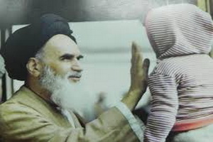 یتیم نوازی امام خمینی با اهدا گردنبند طلا