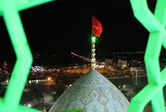 اهتزاز پرچم سرخ حسینی بر فراز گنبد مسجد جمکران+ عکس