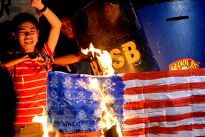 چرا پرچم آمریکا را آتش می ‫زنیم
