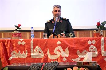 دشمن به دنبال ایجاد شکاف میان امام و امت است