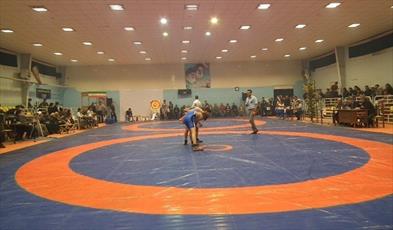 رقابت طلاب کشتی گیر در مسابقات کشتی آزاد حوزه ایلام