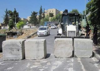 نظامیان رژیم صهیونیستی جاده‌های منتهی  به روستای فلسطینی را مسدود کردند