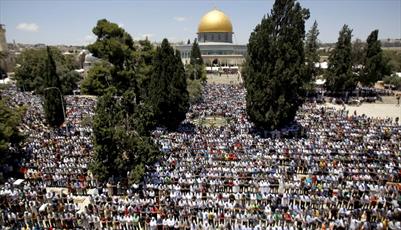 هزاران فلسطینی برای اقامه نماز جمعه در مسجد الاقصی حضور یافتند