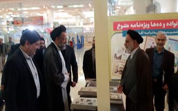 وزیر اطلاعات از غرفه هفته نامه افق حوزه با زدید کرد