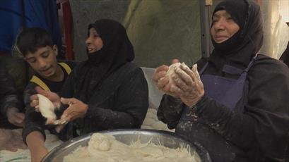   به زانران حسینی خدمت می کنیم و قلبمان با رزمندگان در موصل است