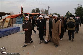 تصاویر/ نگاهی به فعالیت تبلیغی روحانیون در پیاده روی اربعین حسینی