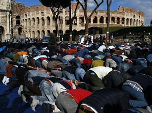 مسلمانان ایتالیا: در صورت تعطیلی مساجد، در خیابان نماز می‌خوانیم