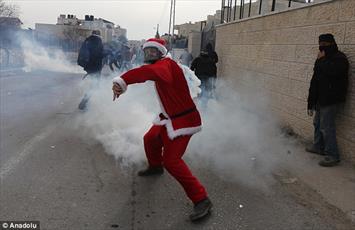 تصاویر حمله اسرائیل به راهپیمایی بابانوئل ها در فلسطین اشغالی