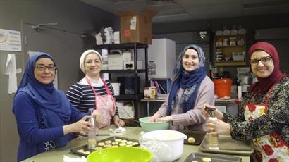 زنان مسلمان کانادایی با شیرینی به اسلام هراسی پاسخ گفتند