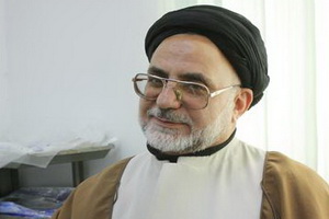 تبرکی مقام معظم رهبری به مسئول امور مساجد  قم اهدا شد