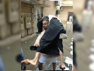 عکس/ جوان عربستانی پدر پیر خود را به دوش گرفت