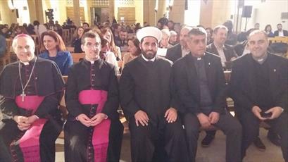 اذان گفتن روحانی مسلمان در یکی از کلیساهای لبنان