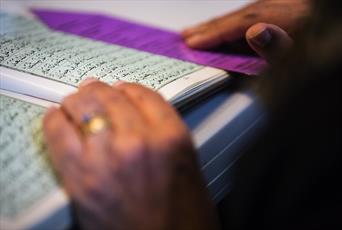 دانشجوی ایرانی جلسه شورای شهری در آمریکا را با تلاوت قرآن آغاز کرد