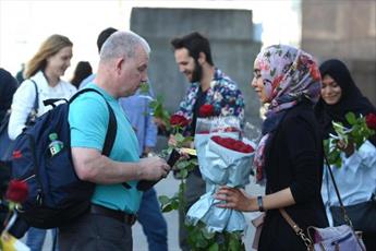 مسلمانان انگلستان هزاران شاخه گل به رهگذران تقدیم کردند + تصاویر