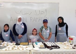 اطعام بی‌خانمان‌ها در تورنتو توسط پناهجویان سوری و عراقی