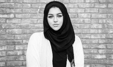 خبرنگار مسلمان را در فرودگاه فرانسه مجبور به کشف حجاب کردند