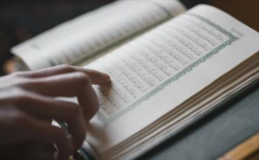 افراد بی‌سواد تنها با نگاه کردن به قرآن، قادر به تلاوت آن می‌شوند