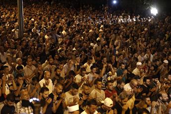 برای نهمین روز، مسلمانان فلسطین در بیرون مسجدالاقصی نماز خواندند
