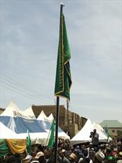 پرچم امام رضا(ع) در حسینیه شیعیان نیجریه به اهتزاز درآمد+ تصاویر