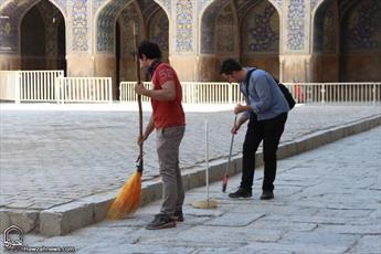 تصاویری از غبار روبی مسجد امام(ره) اصفهان توسط دانشجویان