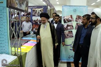 بازدید آیت الله حسینی بوشهری از نمایشگاه دستاوردهای مرکز فقهی ائمه اطهار(ع)