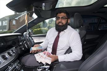 راننده تاکسی مسلمان مانع کلاهبرداری ۱۲ هزار دلاری از سالمند بازنشسته انگلیسی شد